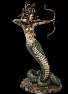 Medusa figur i moderne boligindretning på reol